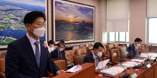 노형욱 국토교통부 장관이 지난 13일 서울 여의도 국회에서 열린 국토교통위 전체회의에서 발언하고 있다. <연합뉴스>